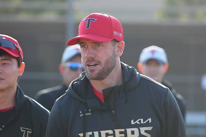 김도영은 OK, 하지만 위즈덤은 NO!…꽃감독의 새 외인 타자 배려 [오키나와 리포트]