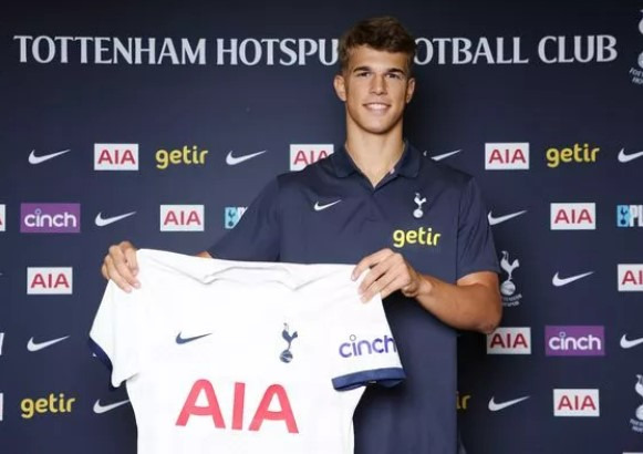 '레비 회장 신났다!' 17세 미남 센터백이 벌써 7호 골...팀 내 득점 2위라니!→올여름 본격 합류 예정