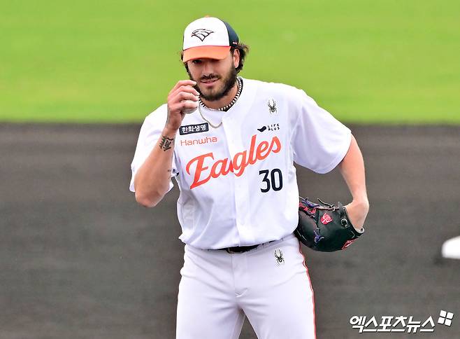 한화 폰세, 최고 152km/h 폭풍투!…日 롯데 제압