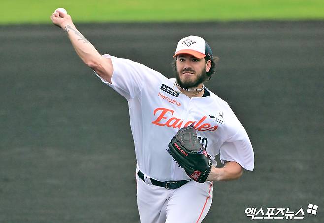 한화 폰세, 최고 152km/h 폭풍투!…日 롯데 제압