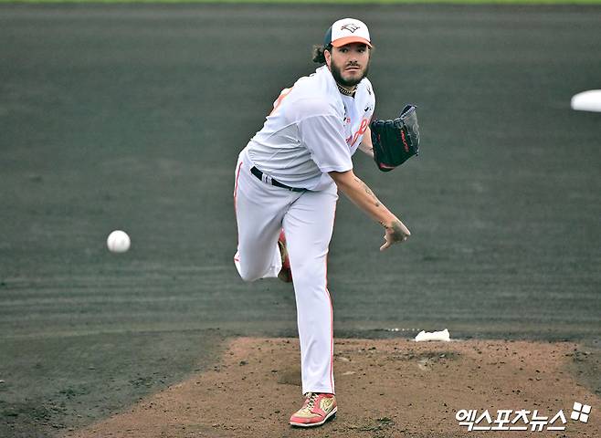 한화 폰세, 최고 152km/h 폭풍투!…日 롯데 제압