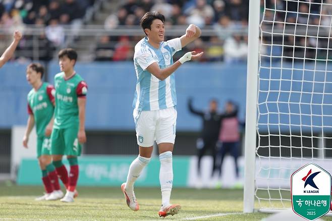 '이게 울산이다' 신입생 쌍포 쾅쾅 터졌다!…'윤재석-허율 데뷔골' 대전 2-0 완파→시즌 첫 승 신고 [현장 리뷰]
