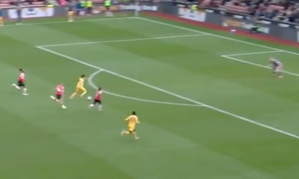 '손흥민 빙의!' 日 총알탄사나이 '40m 미친 솔로골'에 환호…