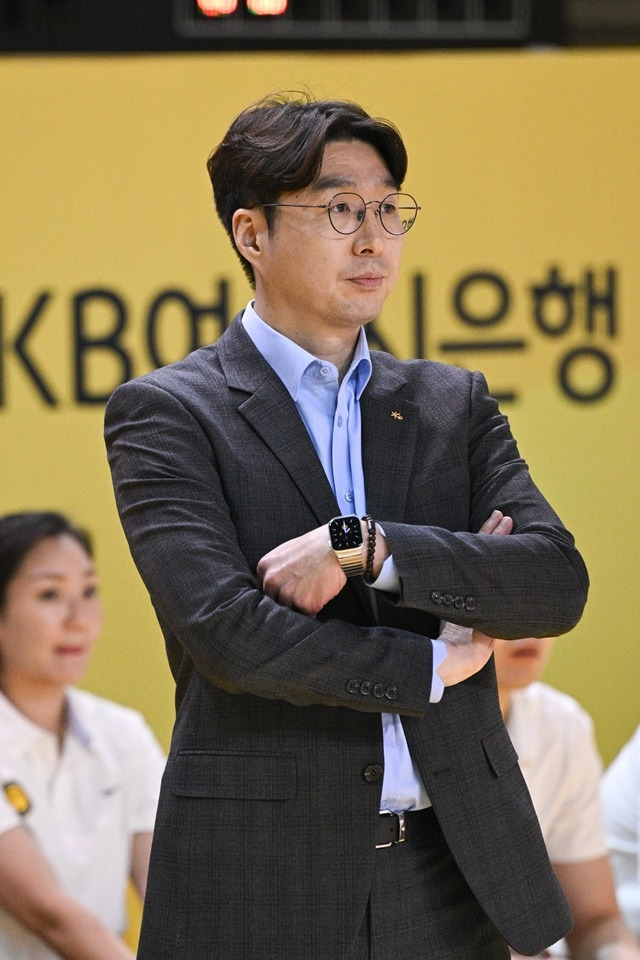 “내 역량 부족했다”…2차전 기세 이어가지 못한 김완수 KB스타즈 감독의 쓴웃음 [WKBL PO 현장]