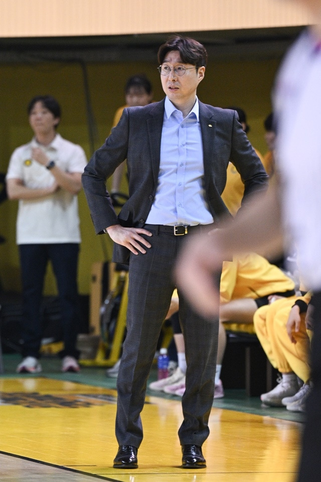 “내 역량 부족했다”…2차전 기세 이어가지 못한 김완수 KB스타즈 감독의 쓴웃음 [WKBL PO 현장]