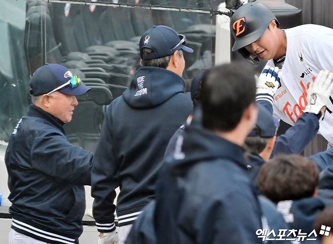 '대전 신구장' 역사적 첫 경기서 '만루포' 쾅!…비공식 1호 홈런 주인공