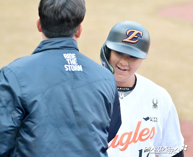 '대전 신구장' 역사적 첫 경기서 '만루포' 쾅!…비공식 1호 홈런 주인공
