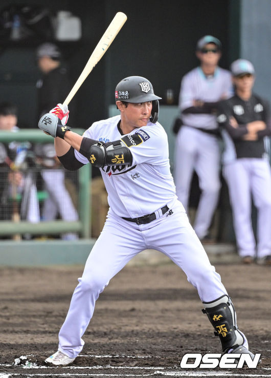 “이렇게 도태될 순 없었다” 40억 FA 등장→핫코너 포기→12kg 감량…철인 3루수, 어쩌다 외야까지 나갔을까 [오!쎈 인천공항]