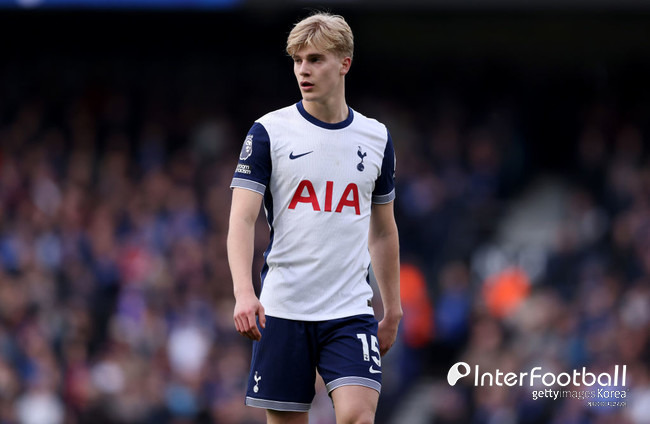 [속보] 베리발 어이없는 자책골! 토트넘 16강 최악의 출발...알크마르에 0-1로 끌려가 (전반 진행)