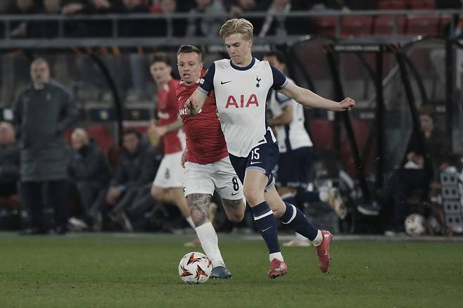 ‘아’ 베리발 불운의 ‘자책골’.. ‘선발’ 손흥민, 슈팅 2개 시도···‘이게 우승 후보..?’ 토트넘 0-1 알크마르(전반 종료)[UEL]