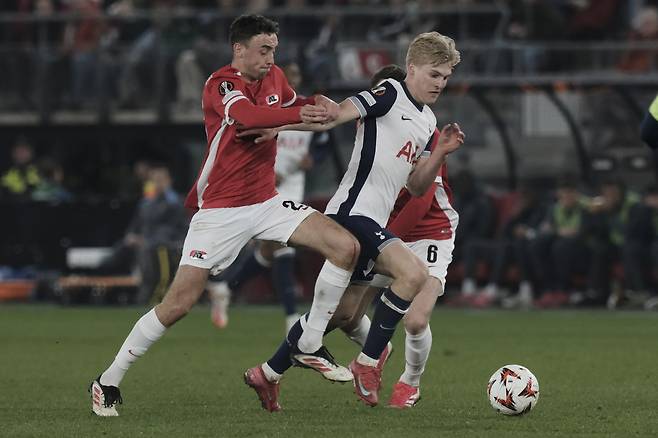 ‘손흥민 72분·베리발 자책골’ 토트넘, 우승은 무슨. 16강 탈락 위기···알크마르 원정 최악 졸전 끝 0-1 패[UEL 리뷰]