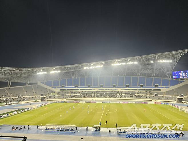 [현장리포트]언제까지 대체 경기 봐야 하나…텅 빈 관중석과 전북의 한숨