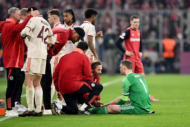 [오피셜]김민재 초비상! 뮌헨 수비핵심 '종아리 파열' 우승 트로피 물건너 간다…세리머니하다 '털썩'