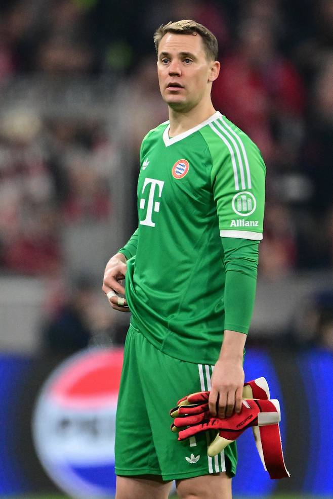 [오피셜]김민재 초비상! 뮌헨 수비핵심 '종아리 파열' 우승 트로피 물건너 간다…세리머니하다 '털썩'