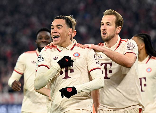 [오피셜]김민재 초비상! 뮌헨 수비핵심 '종아리 파열' 우승 트로피 물건너 간다…세리머니하다 '털썩'