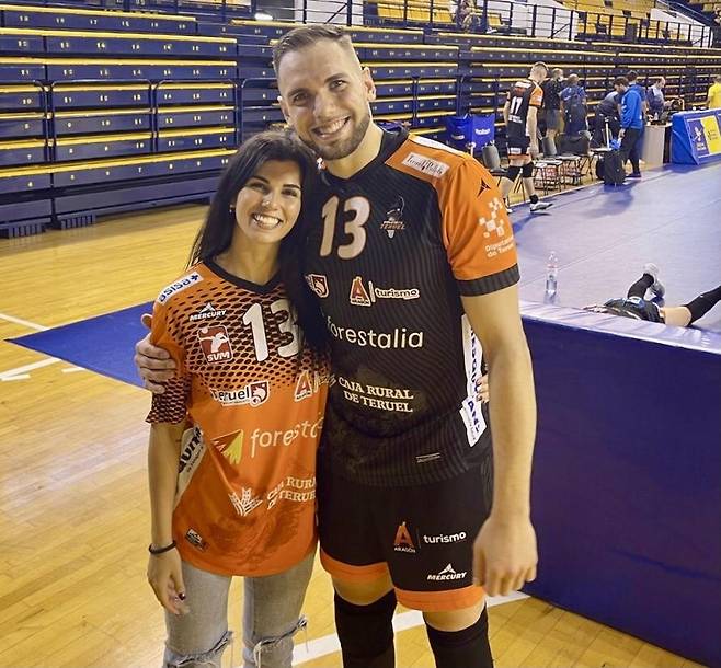 '배구 선수' 비예나 부부 동반 활약…비예나는 득점왕 '예약'