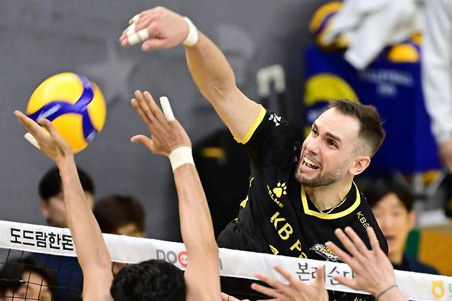 '배구 선수' 비예나 부부 동반 활약…비예나는 득점왕 '예약'