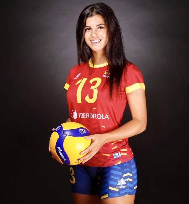 '배구 선수' 비예나 부부 동반 활약…비예나는 득점왕 '예약'