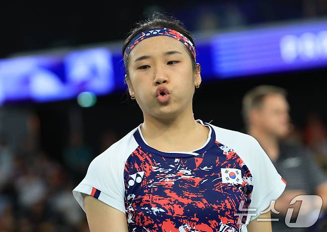 '세계 1위' 안세영, 오를레앙 마스터스 8강행…12G 연속 '무실 세트'