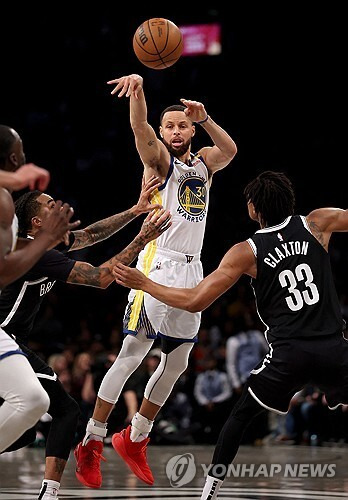 [NBA] 커리의 미친 하프코트 버저비터... GSW, 22점차 대역전극 성공-3연승 질주