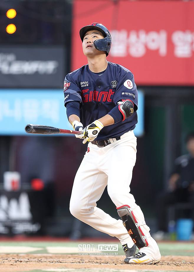 '이럴수가' 손호영 9푼1리 부진에 7번타자 강등…롯데-LG 개막전 선발 라인업 발표