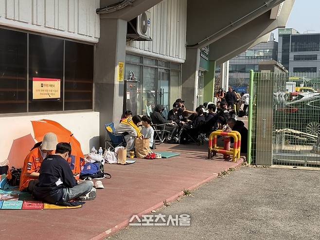 “대전에서 새벽 4시에 출발했죠” 개막전 돗자리 대기 줄→선수단보다 먼저 도착한 팬들 [SS현장속으로]