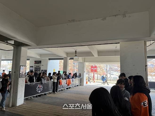 “대전에서 새벽 4시에 출발했죠” 개막전 돗자리 대기 줄→선수단보다 먼저 도착한 팬들 [SS현장속으로]