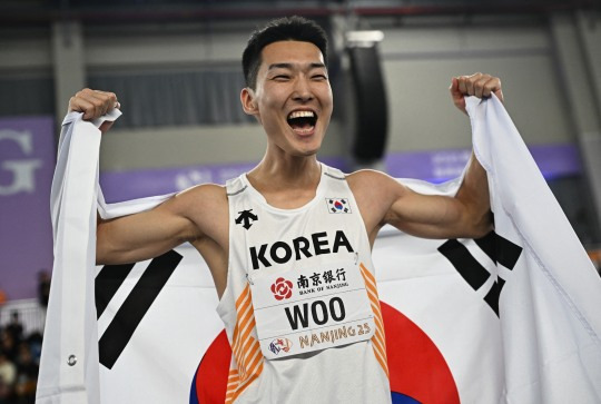 우상혁, '파리 올림픽 챔피언' 커 꺾고 세계실내육상 정상 탈환