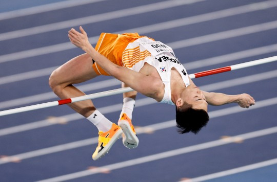 우상혁, '파리 올림픽 챔피언' 커 꺾고 세계실내육상 정상 탈환