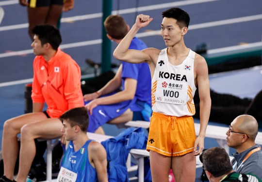 우상혁, '파리 올림픽 챔피언' 커 꺾고 세계실내육상 정상 탈환