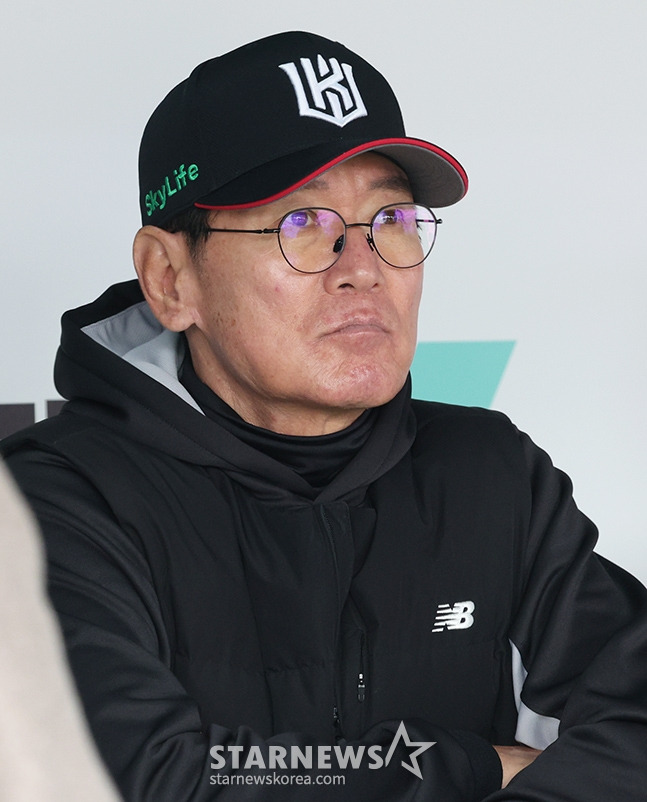 '최소 4주 이탈' 한화가 내준 꽃미남 보상선수, 개막 직전 쓰러졌다