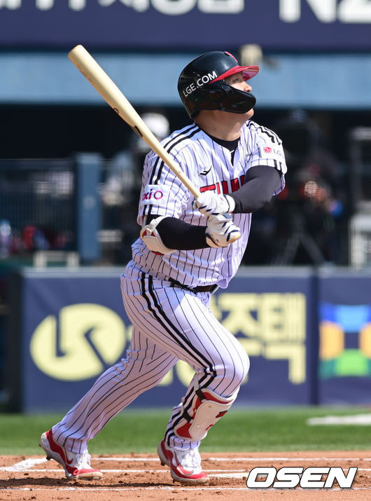 '169.8km 총알 홈런' LG 4번타자, 2025시즌 1호 홈런 영광...비거리 128m 투런포 쾅