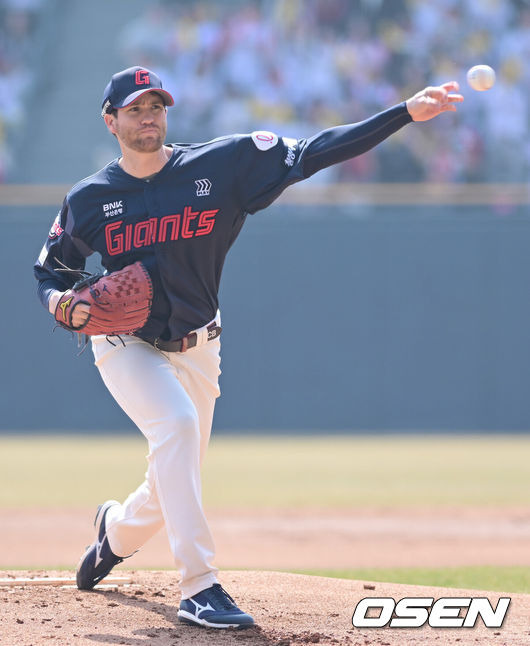 ‘2루타-2루타-홈런, 밀어내기 볼넷-폭투-2루타’ 3이닝 7실점 와르르, 반즈 LG전 개인 최다 실점 '불명예'