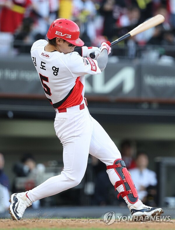 KIA 초비상, 개막전에 날벼락… 김도영, 왼 허벅지 잡고 쓰러졌다