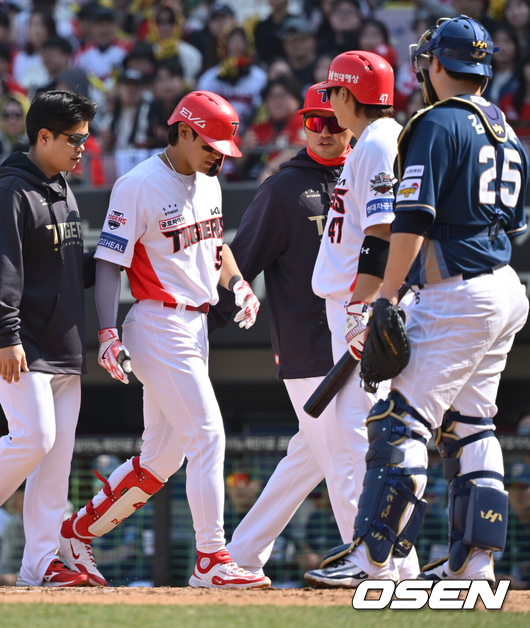 KIA 개막전부터 비상사태인가...핵심전력 김도영, 두 타석만에 햄스트링 통증 교체 '정밀검진' [오!쎈 광주]