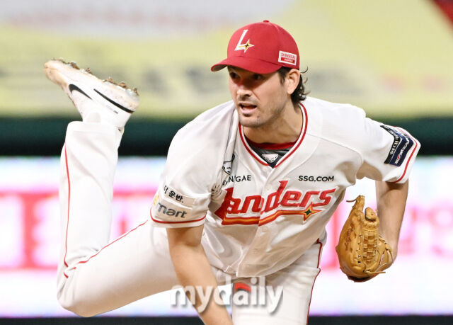 '롯데→두산' 트레이드 이적생 역전 3루타에 좌절…154km 찍었는데 4회 강판, SSG 탈삼진 머신 고개 숙였다 [MD인천]