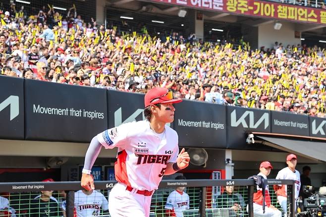 KIA 김도영, 홈 개막전서 부상으로 교체아웃