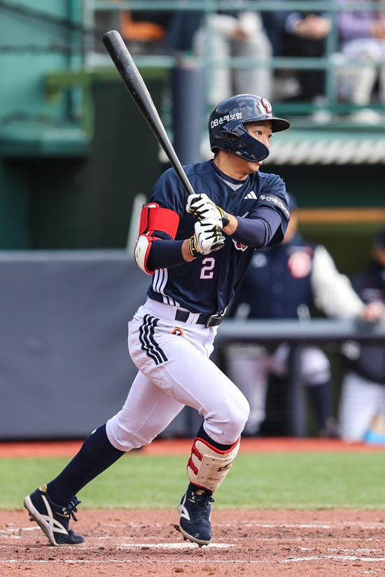 '와' 초대형 트레이드 주인공, 2025 KBO 첫 3루타 폭발!→120만 달러 에이스 강판 이끌다 [문학 라이브]