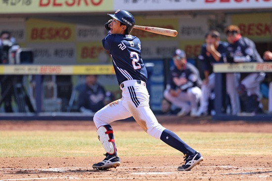 '와' 초대형 트레이드 주인공, 2025 KBO 첫 3루타 폭발!→120만 달러 에이스 강판 이끌다 [문학 라이브]