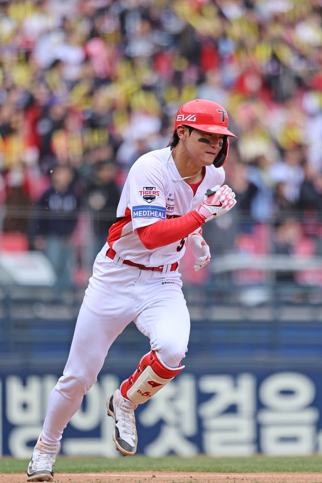 ‘KIA 초비상’ 김도영, NC와 개막전서 쓰러졌다!…햄스트링 부상으로 교체