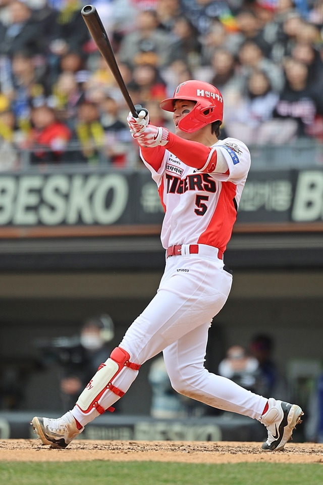 ‘KIA 초비상’ 김도영, NC와 개막전서 쓰러졌다!…햄스트링 부상으로 교체