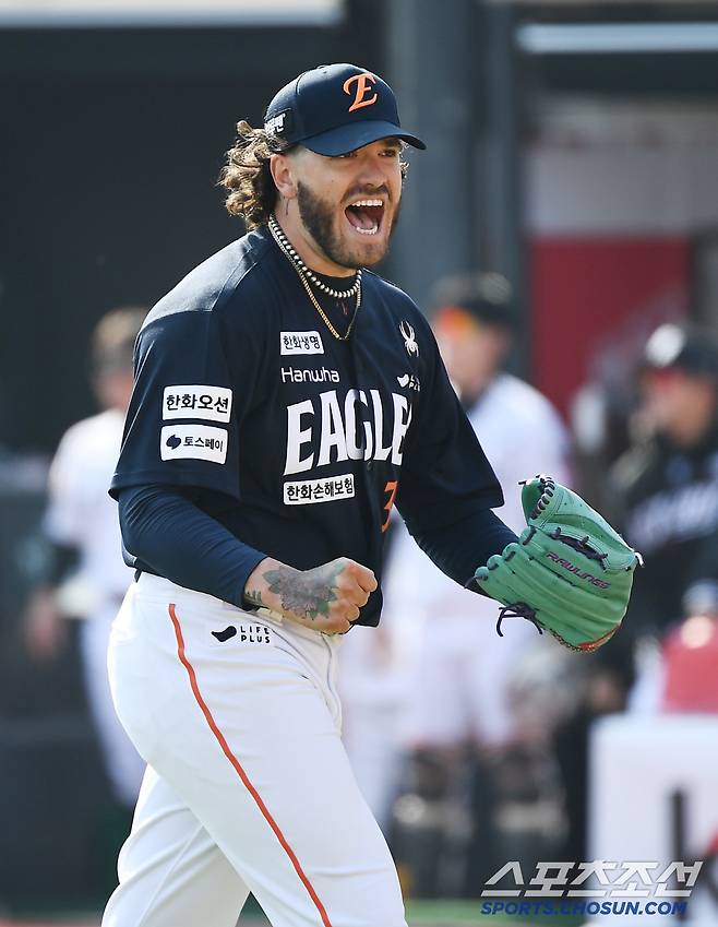 '누가 50억 오버페이라 했나' 화끈한 FA 이적 신고식...한화, KT 개막전 '짜릿한 역전승' [수원 현장]