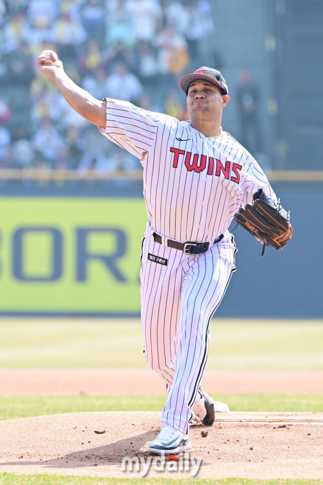 'KKKKKKKK' 이것이 ML 20승 투수의 클래스…'롯데 마운드 폭격' LG, 2만3750명 관중 앞 '개막전 완승' [MD잠실]