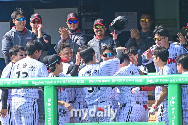 'KKKKKKKK' 이것이 ML 20승 투수의 클래스…'롯데 마운드 폭격' LG, 2만3750명 관중 앞 '개막전 완승' [MD잠실]