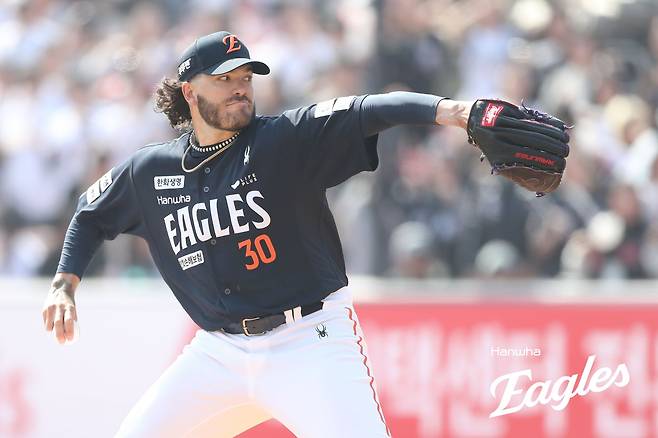 한화 50억 FA, 개막전부터 해냈다!…결승타 폭발, 친정에 비수 →KT 4-3 제압 '첫 승 신고' [수원:스코어]