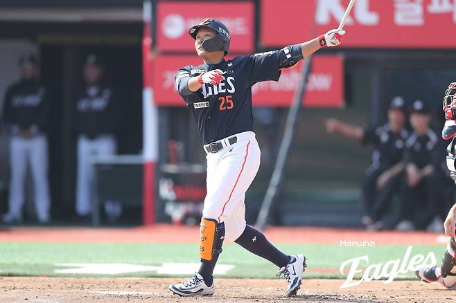 한화 50억 FA, 개막전부터 해냈다!…결승타 폭발, 친정에 비수 →KT 4-3 제압 '첫 승 신고' [수원:스코어]