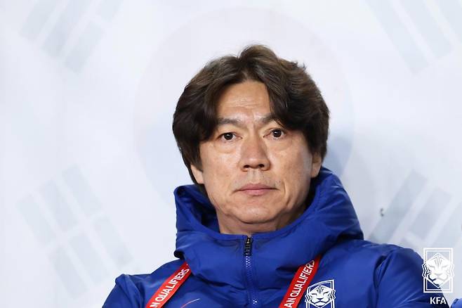 '홍명보호와 판박이 행보!' 한때 韓 감독 유력 후보 논란 터졌다...부상 위험 선수 투입 및 강행 압박→데이비스, 에이전트의 폭로