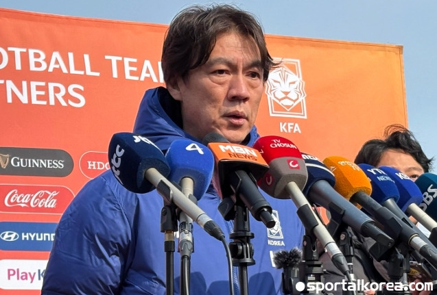 '홍명보호와 판박이 행보!' 한때 韓 감독 유력 후보 논란 터졌다...부상 위험 선수 투입 및 강행 압박→데이비스, 에이전트의 폭로