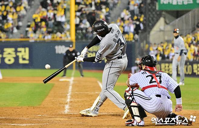 한화, KBO 역대 4번째 '큰 수모' 당할 뻔…'17타수 무안타' 플로리얼 첫 안타가 살렸다 [잠실 현장]