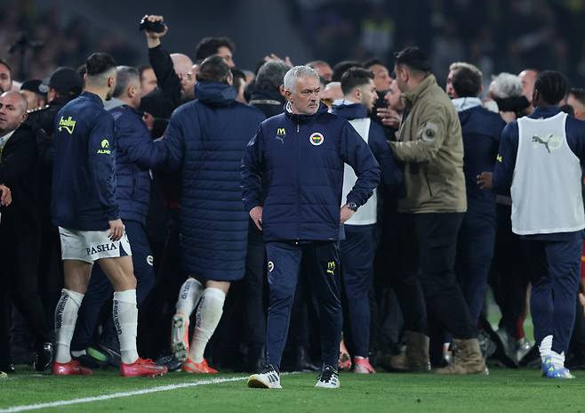 충격!! 무리뉴, 결국 대형사고 쳤다!! 더비전 패배 후 상대 감독 공격…장기 결장 가능성